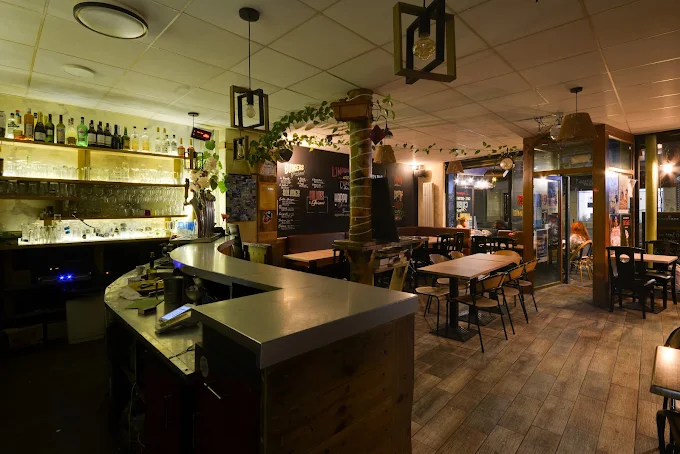 Salle privatisable de L'impondérable, le comptoir et les tables, rue des Pyrénées à Paris 20e